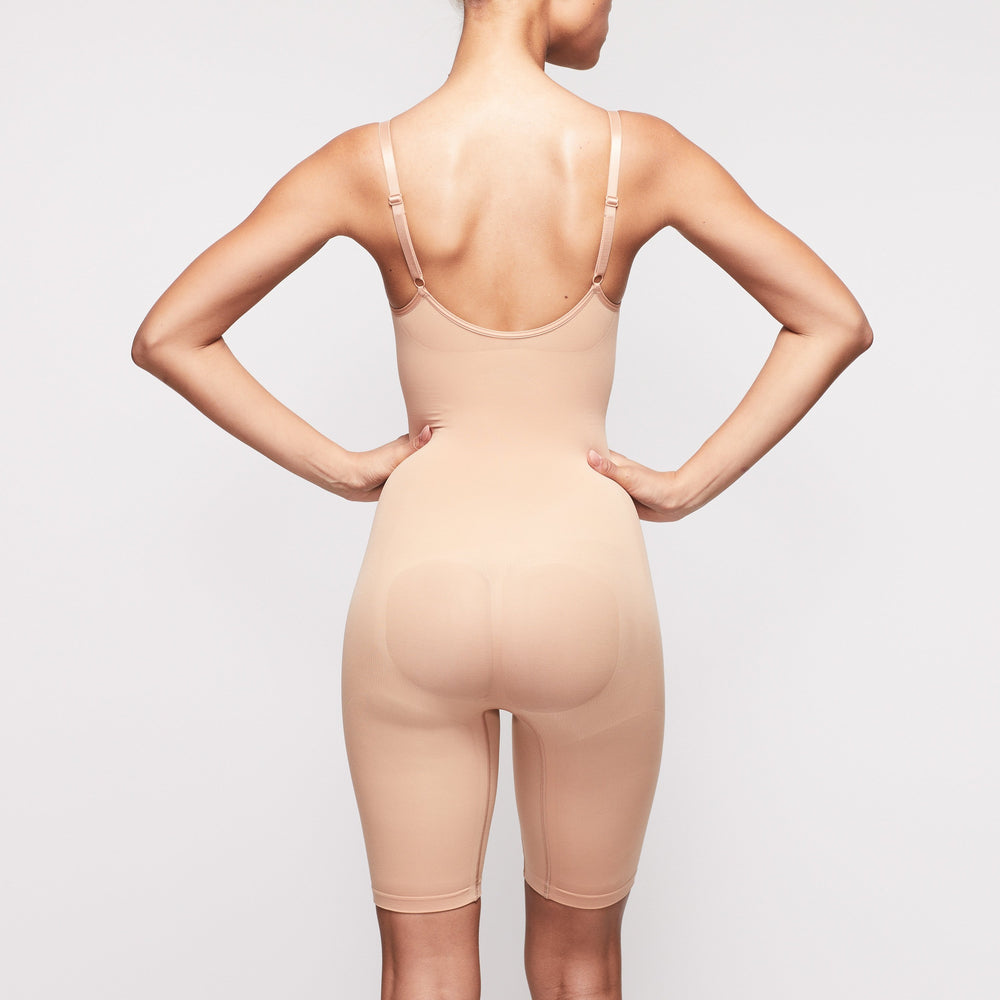 Skims SCULPTING BODYSUIT MID THIGH W. OPEN GUSSET Bodysuit Béžové | YXNG-40728