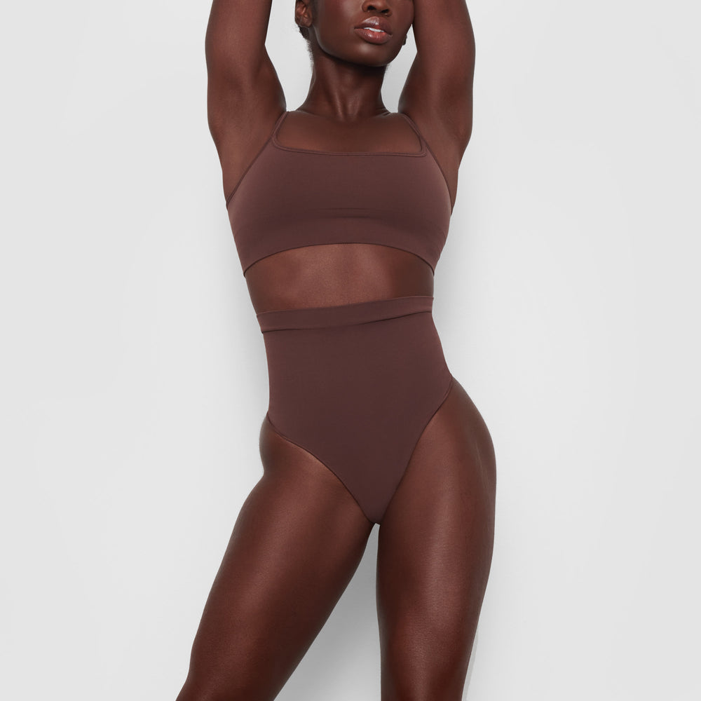 Skims SCULPTING MID WAIST Thong Čokoláda | FCOI-42786