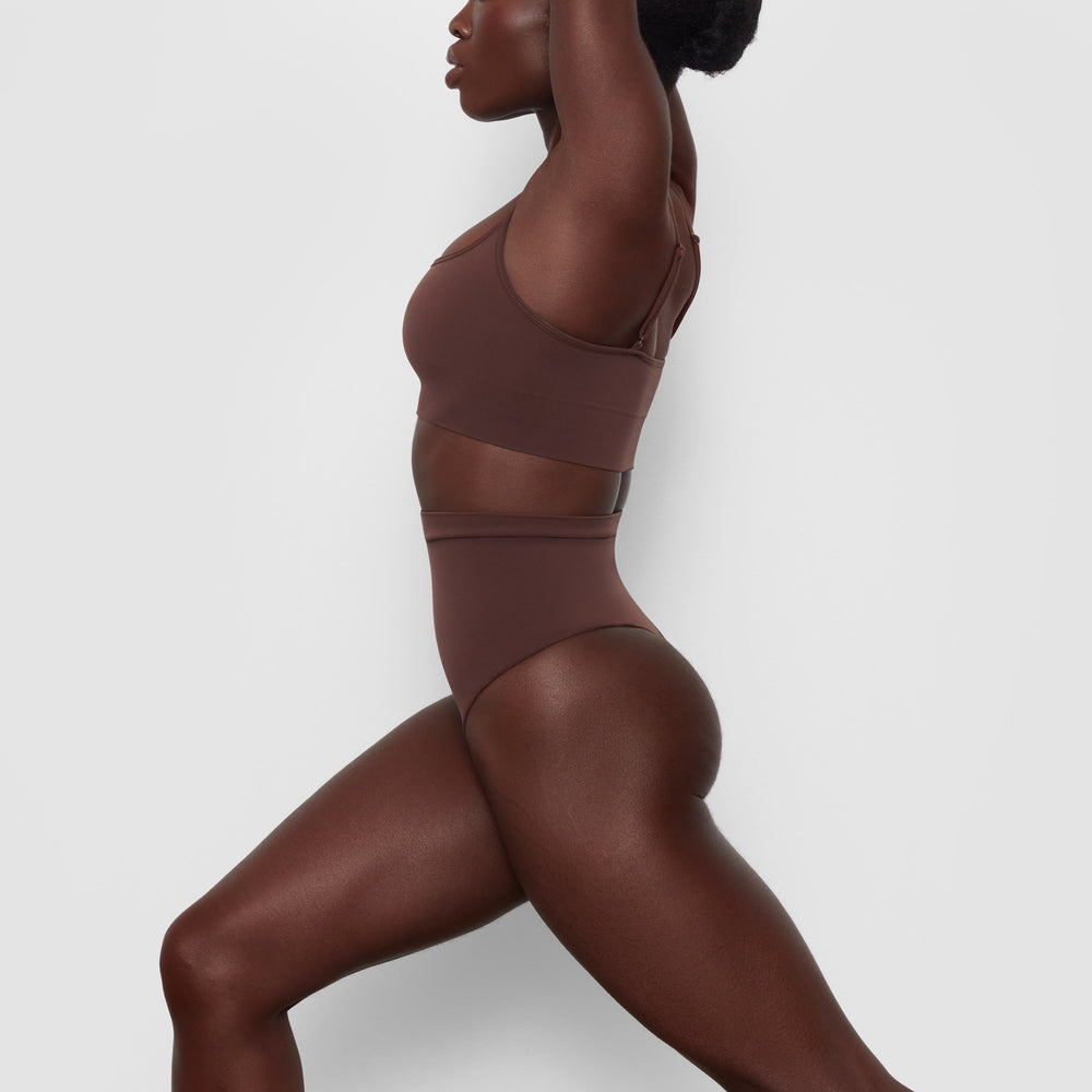 Skims SCULPTING MID WAIST Thong Čokoláda | FCOI-42786