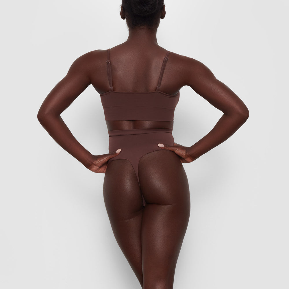 Skims SCULPTING MID WAIST Thong Čokoláda | FCOI-42786