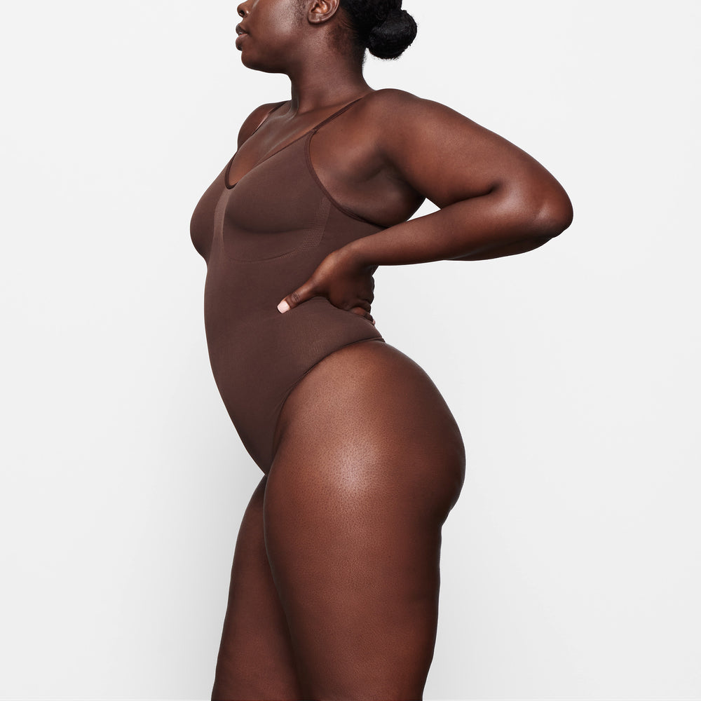 Skims SCULPTING THONG Bodysuit Čokoláda | DRMB-19308