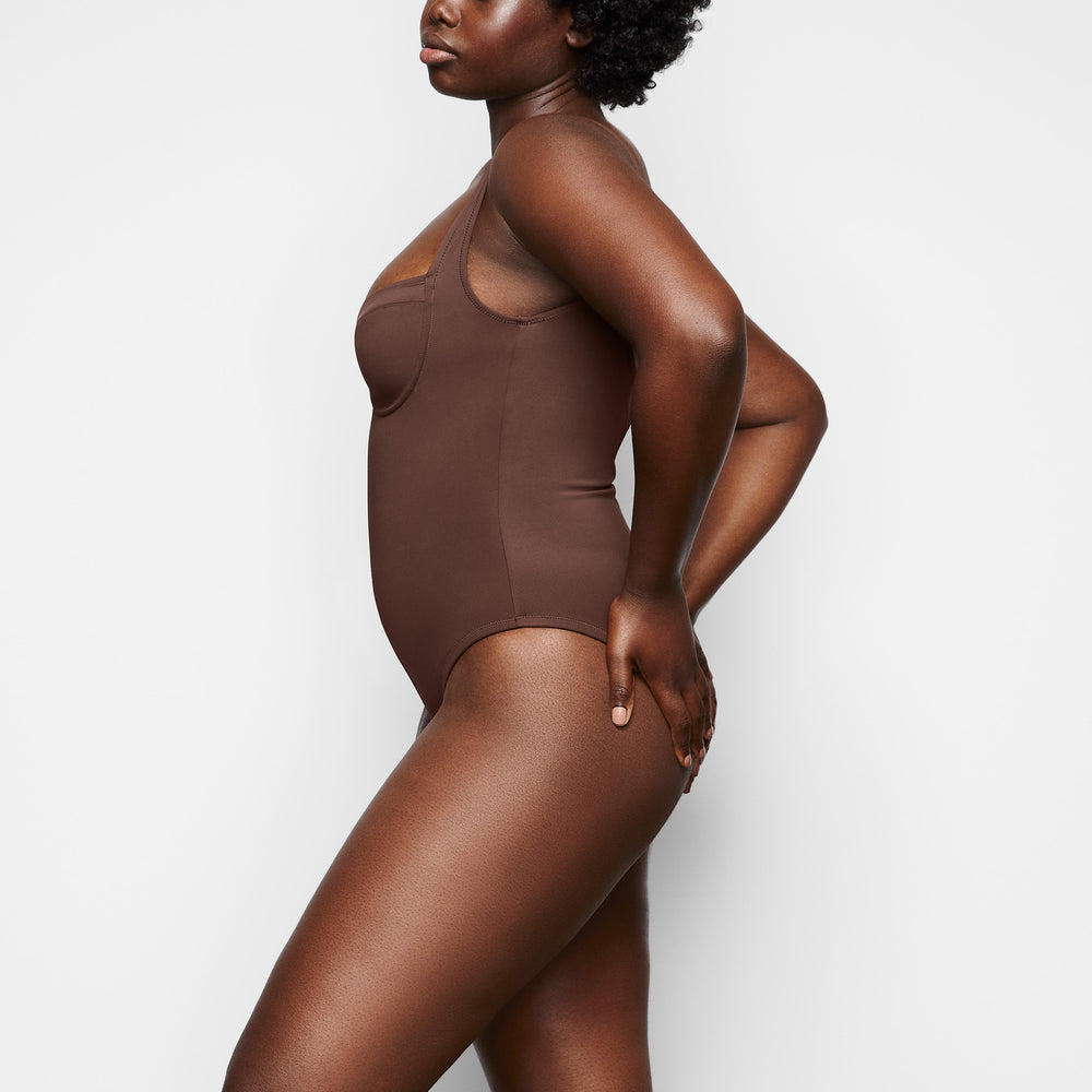 Skims SHAPING SWIM UNDERWIRE One Piece Čokoláda | JQKA-16589