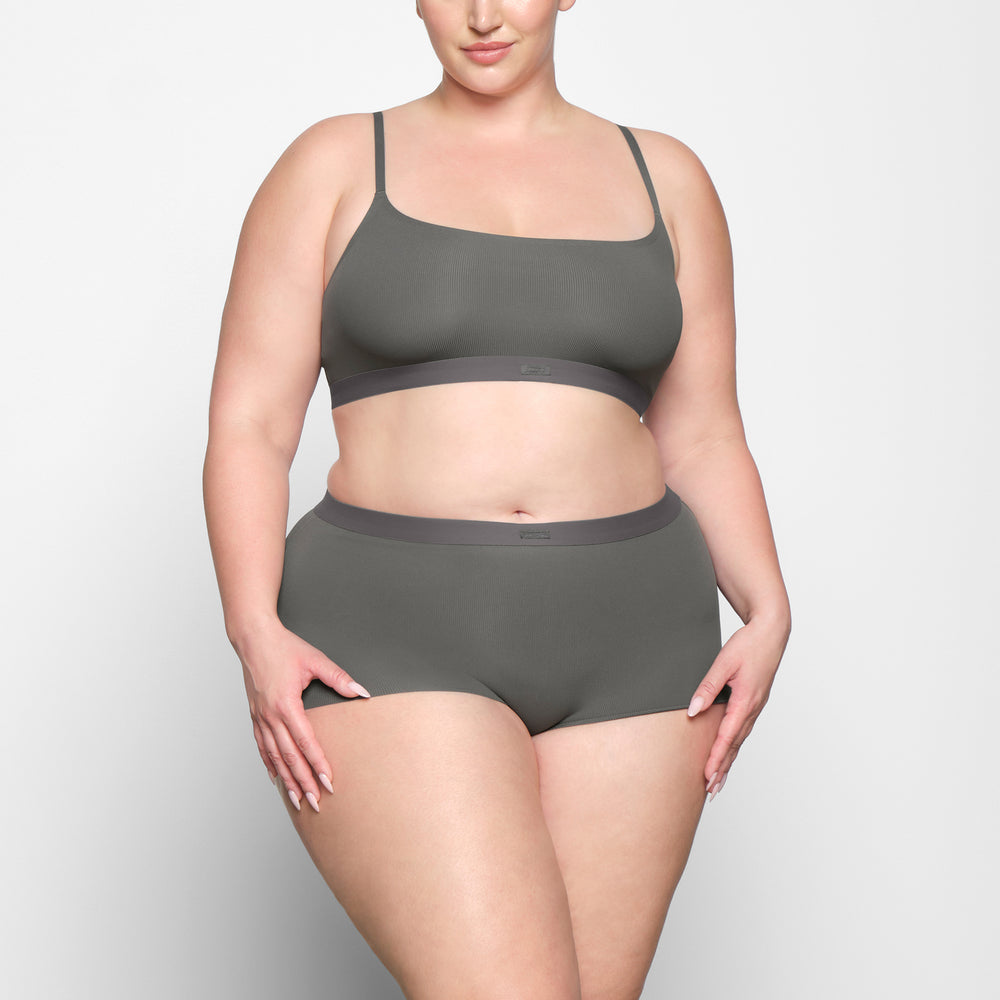 Skims SMOOTH RIB Boy Short Tmavo Siva | MXSQ-10638