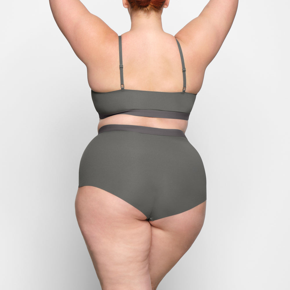 Skims SMOOTH RIB Boy Short Tmavo Siva | MXSQ-10638