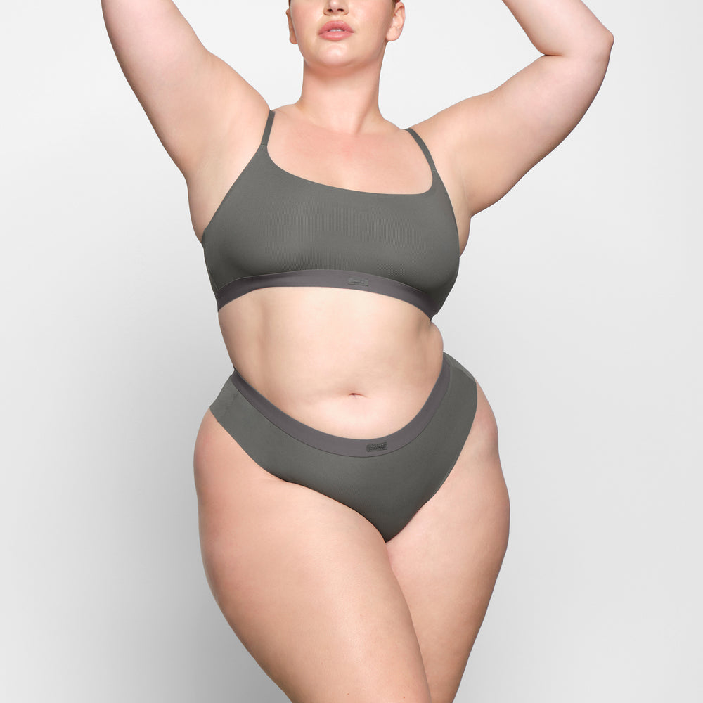 Skims SMOOTH RIB Thong Tmavo Siva | ZKEI-40356