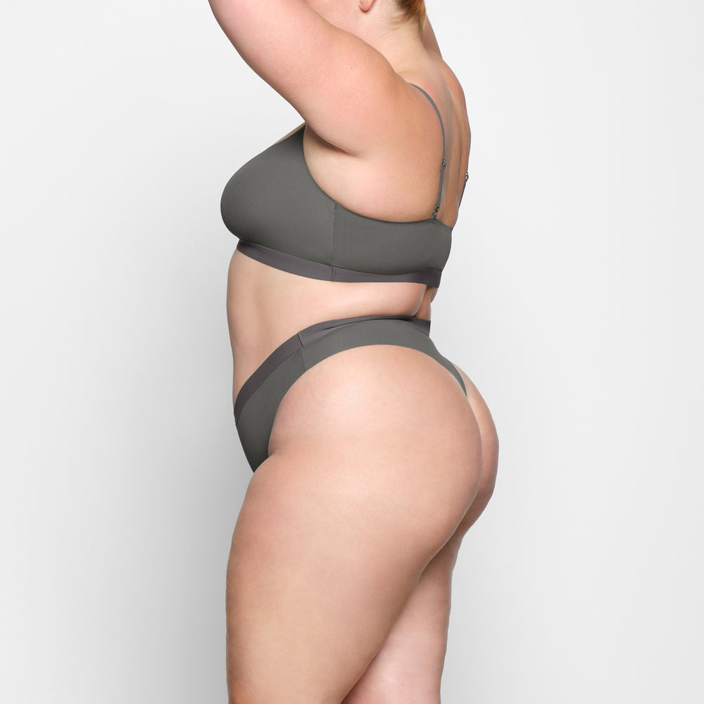 Skims SMOOTH RIB Thong Tmavo Siva | ZKEI-40356