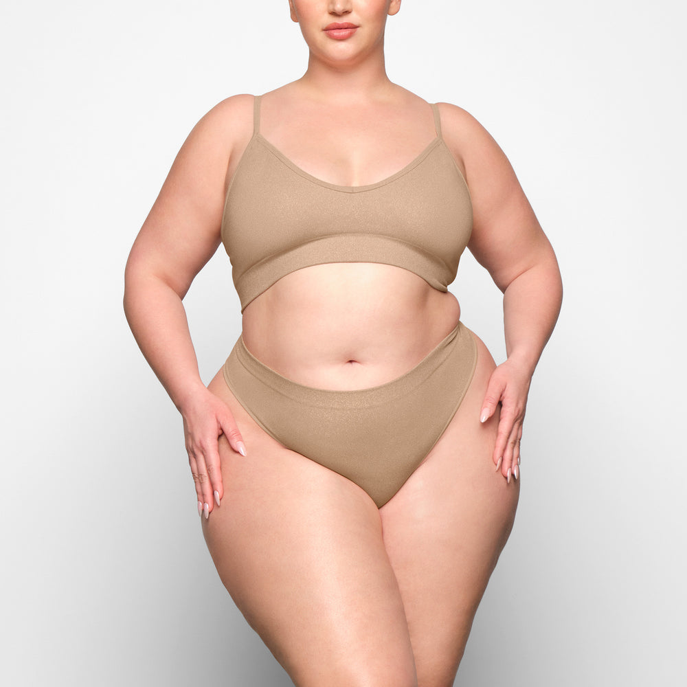 Skims SOFT SMOOTHING SHINE Thong Béžové | KFVC-37421