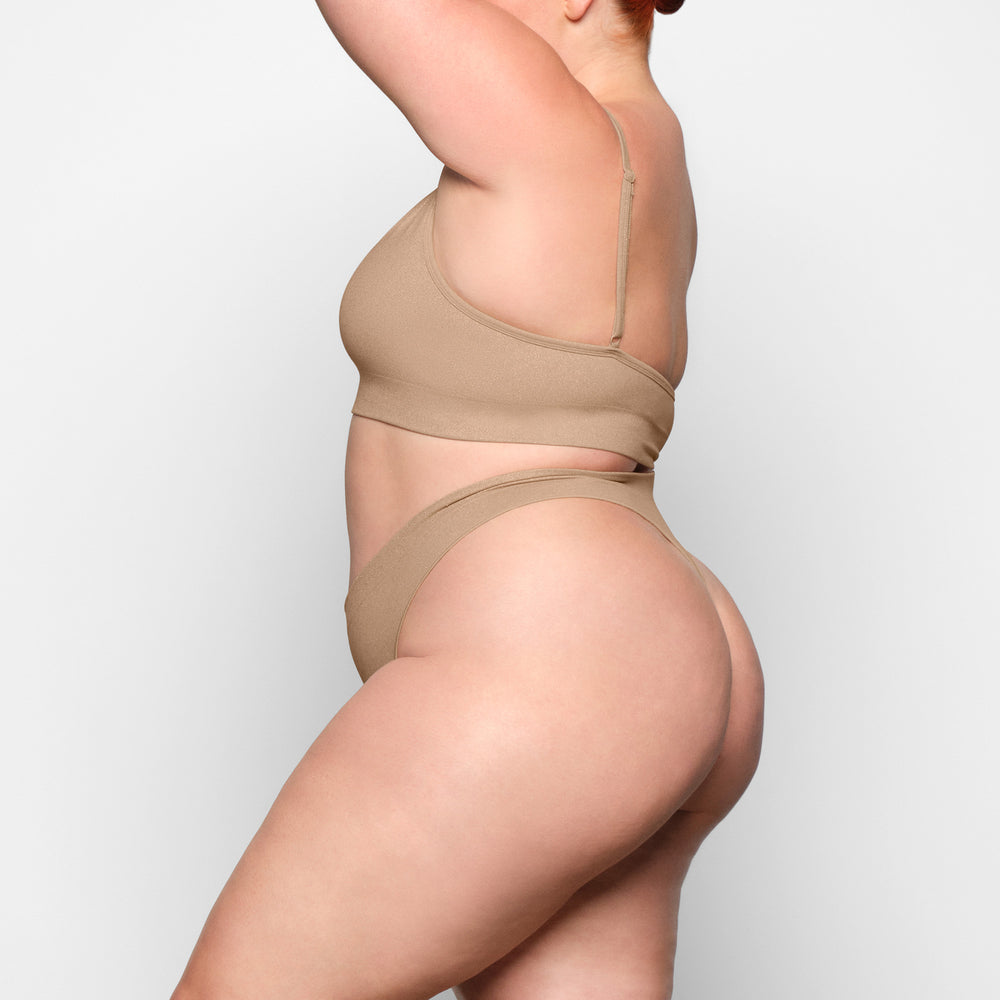 Skims SOFT SMOOTHING SHINE Thong Béžové | KFVC-37421