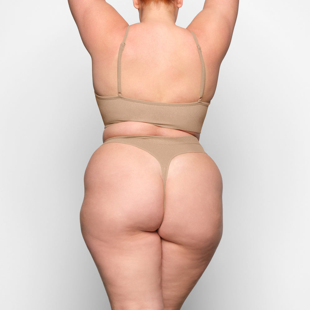 Skims SOFT SMOOTHING SHINE Thong Béžové | KFVC-37421