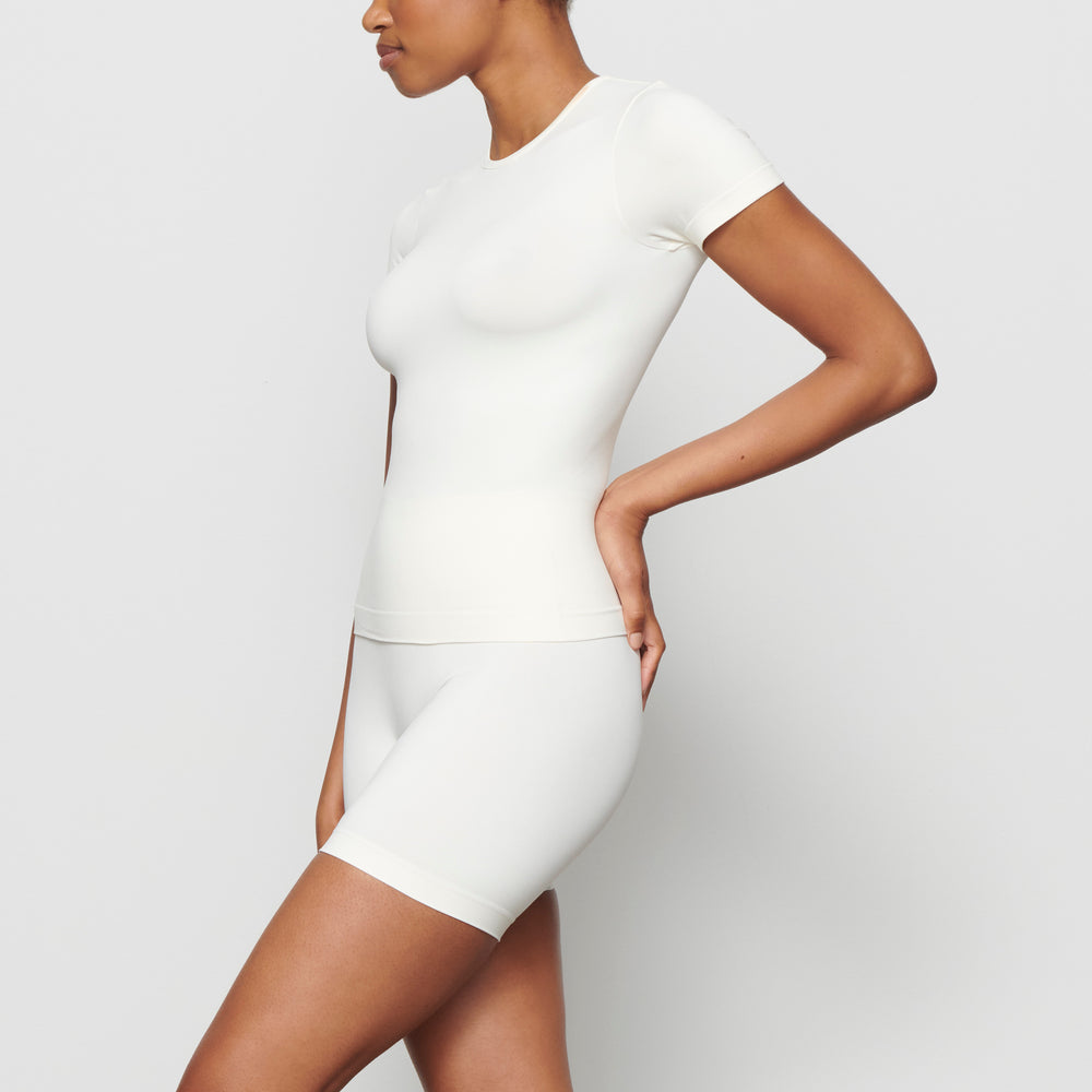 Skims SOFT SMOOTHING T-shirt Biele | MLKT-03124