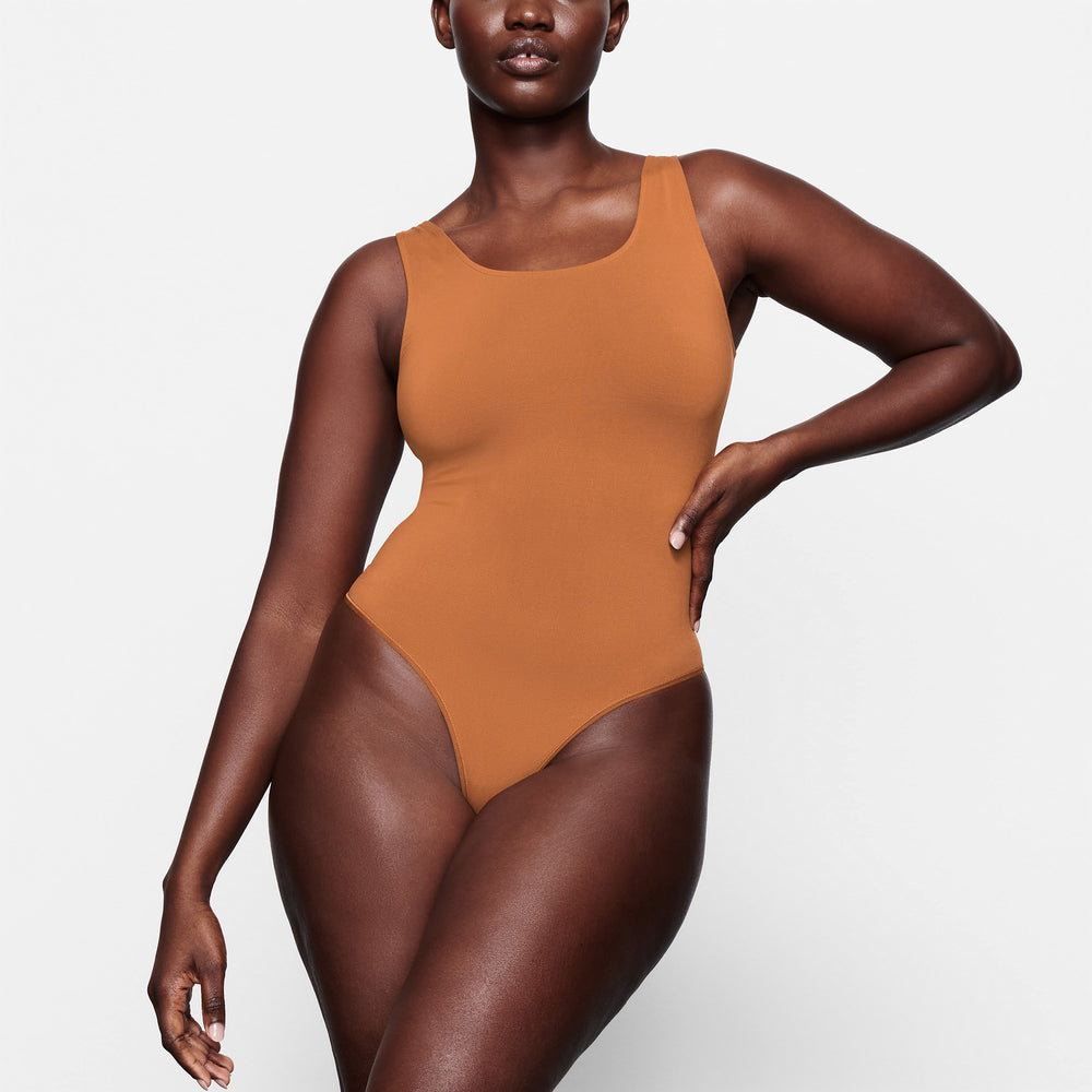 Skims SOFT SMOOTHING Thong Bodysuit Meď | RNOH-35971
