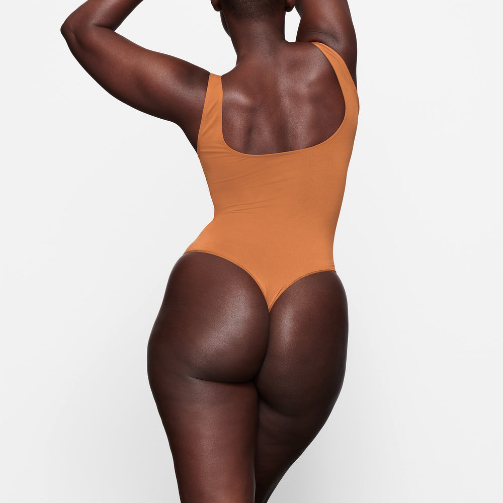 Skims SOFT SMOOTHING Thong Bodysuit Meď | RNOH-35971