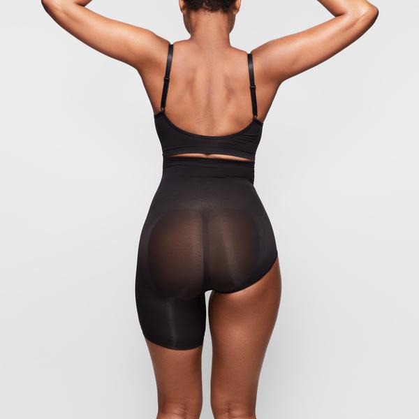 Skims SOLUTION SHORT #2 One Leg Shapewear Čierne | FAEO-24560
