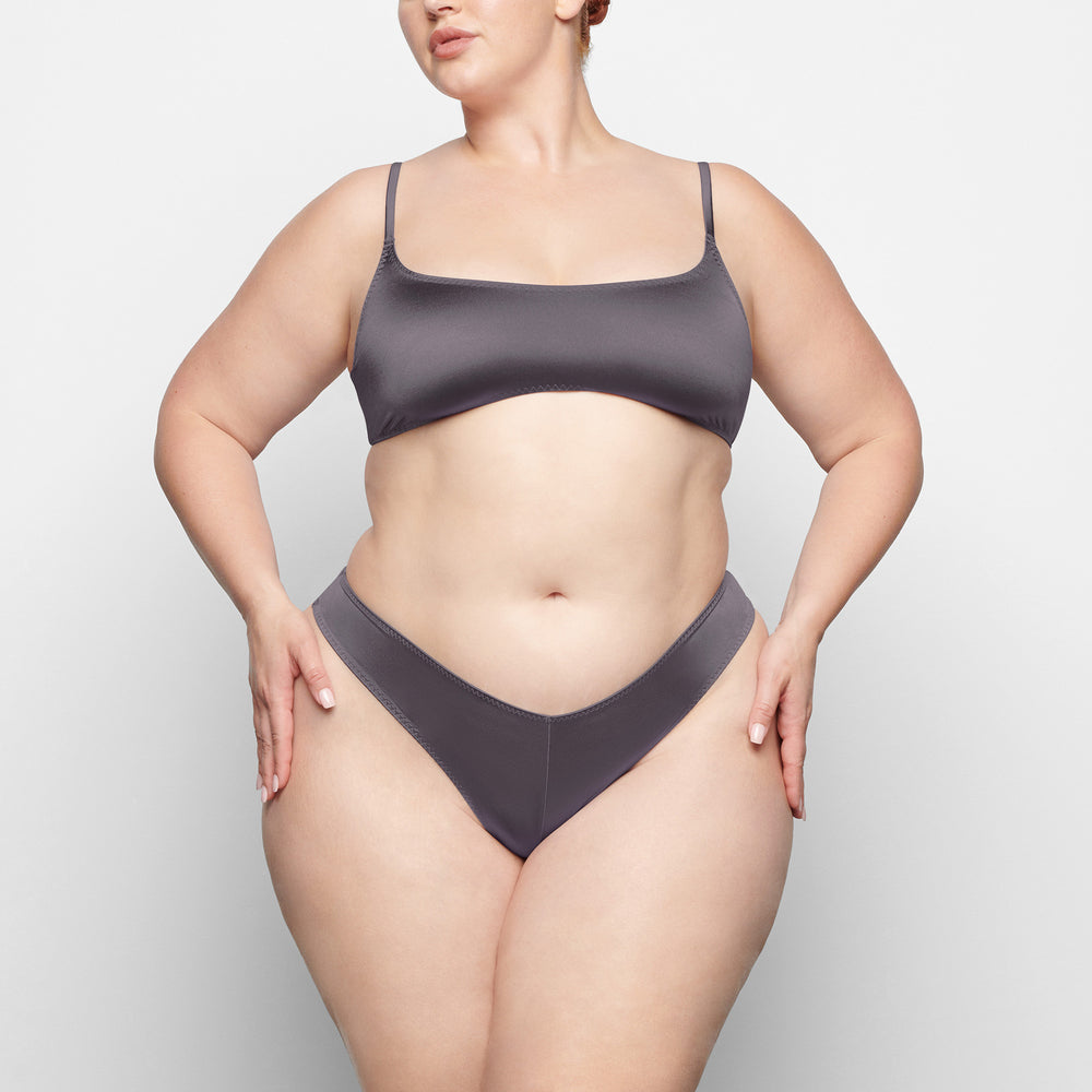 Skims STRETCH SATIN CHEEKY Tanga Nachový | WXSP-04968