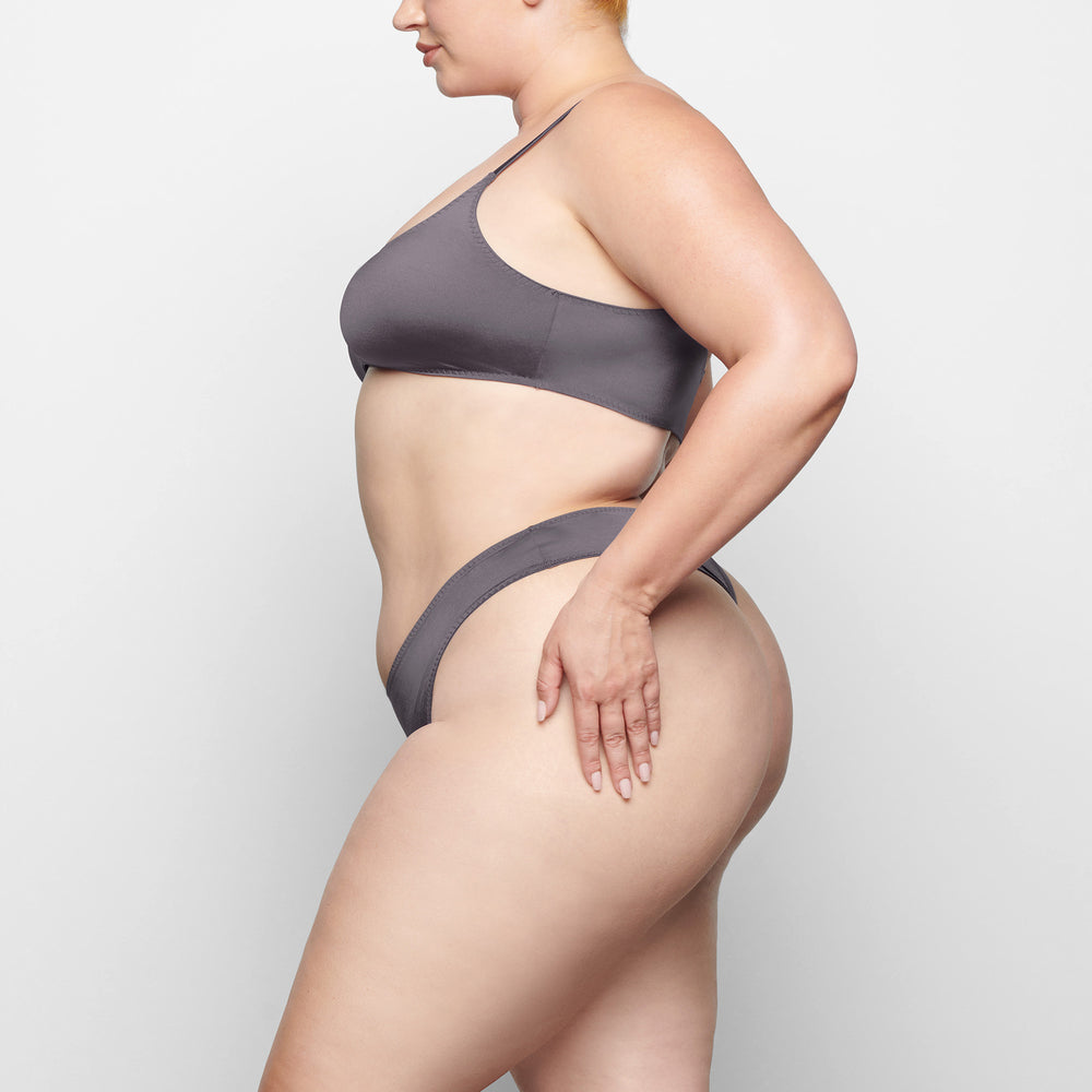 Skims STRETCH SATIN CHEEKY Tanga Nachový | WXSP-04968