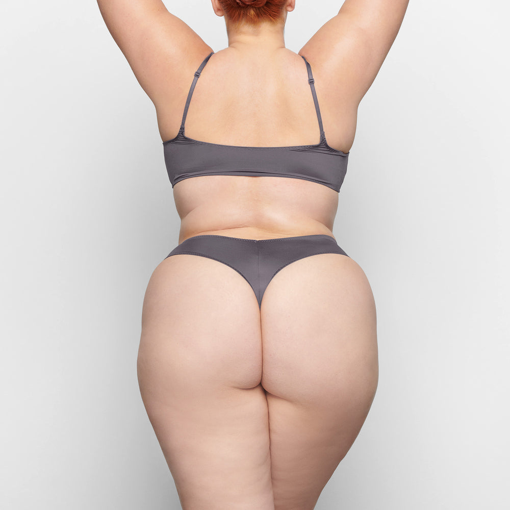 Skims STRETCH SATIN CHEEKY Tanga Nachový | WXSP-04968