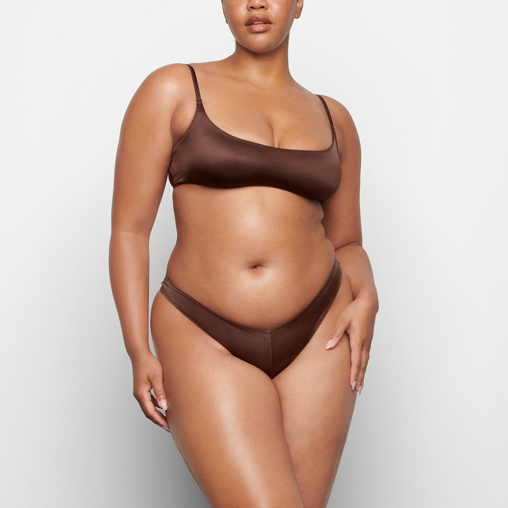Skims STRETCH SATIN CHEEKY Tanga Čokoláda | PUZQ-01763