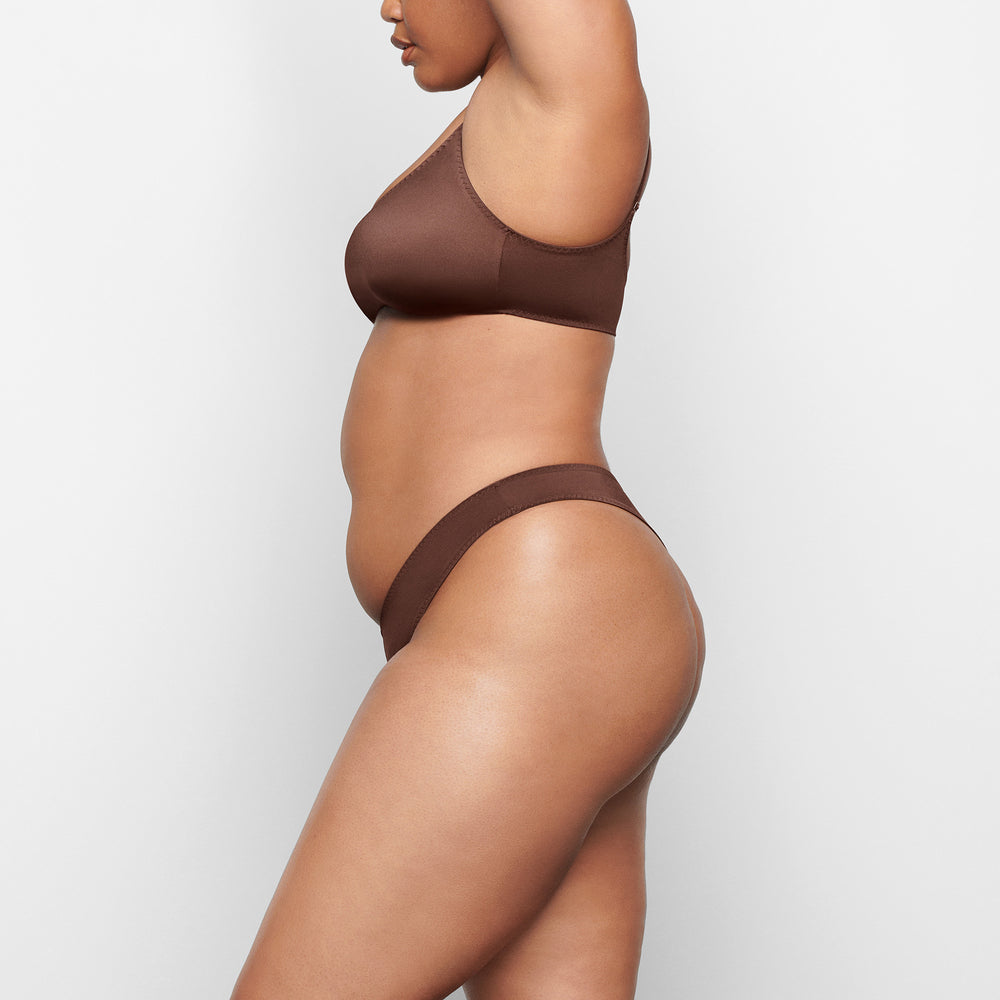 Skims STRETCH SATIN CHEEKY Tanga Čokoláda | PUZQ-01763