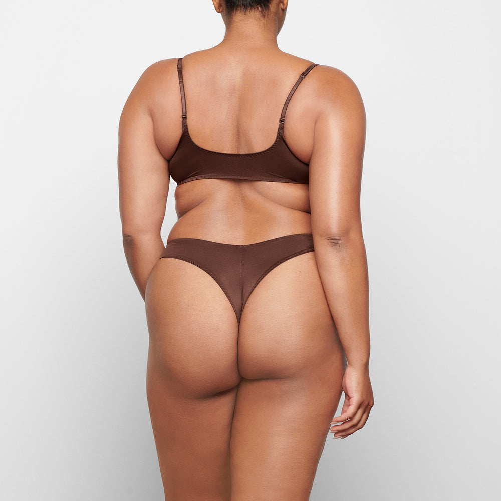 Skims STRETCH SATIN CHEEKY Tanga Čokoláda | PUZQ-01763