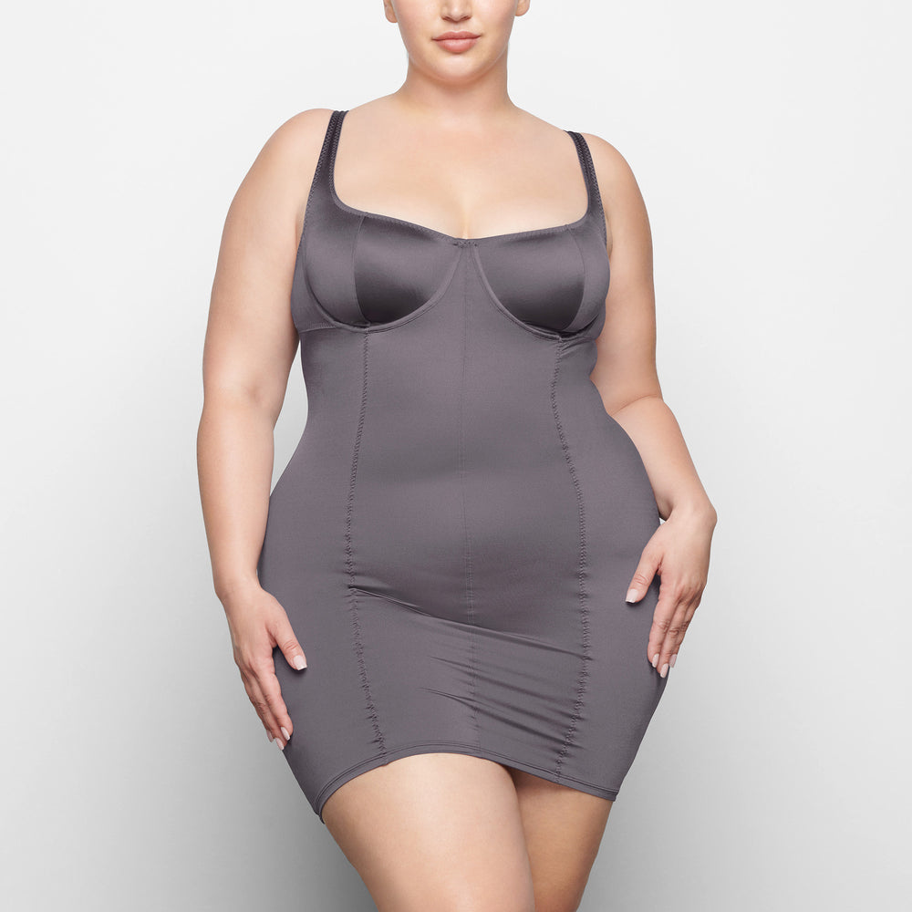 Skims STRETCH SATIN Dress Nachový | YXMO-39584