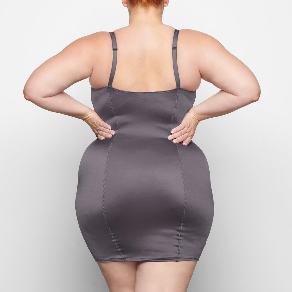 Skims STRETCH SATIN Dress Nachový | YXMO-39584