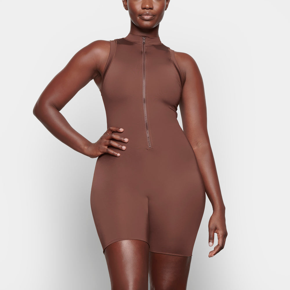 Skims SWIM MOCK NECK CYCLE SUIT One Piece Čokoláda | FBCM-13845