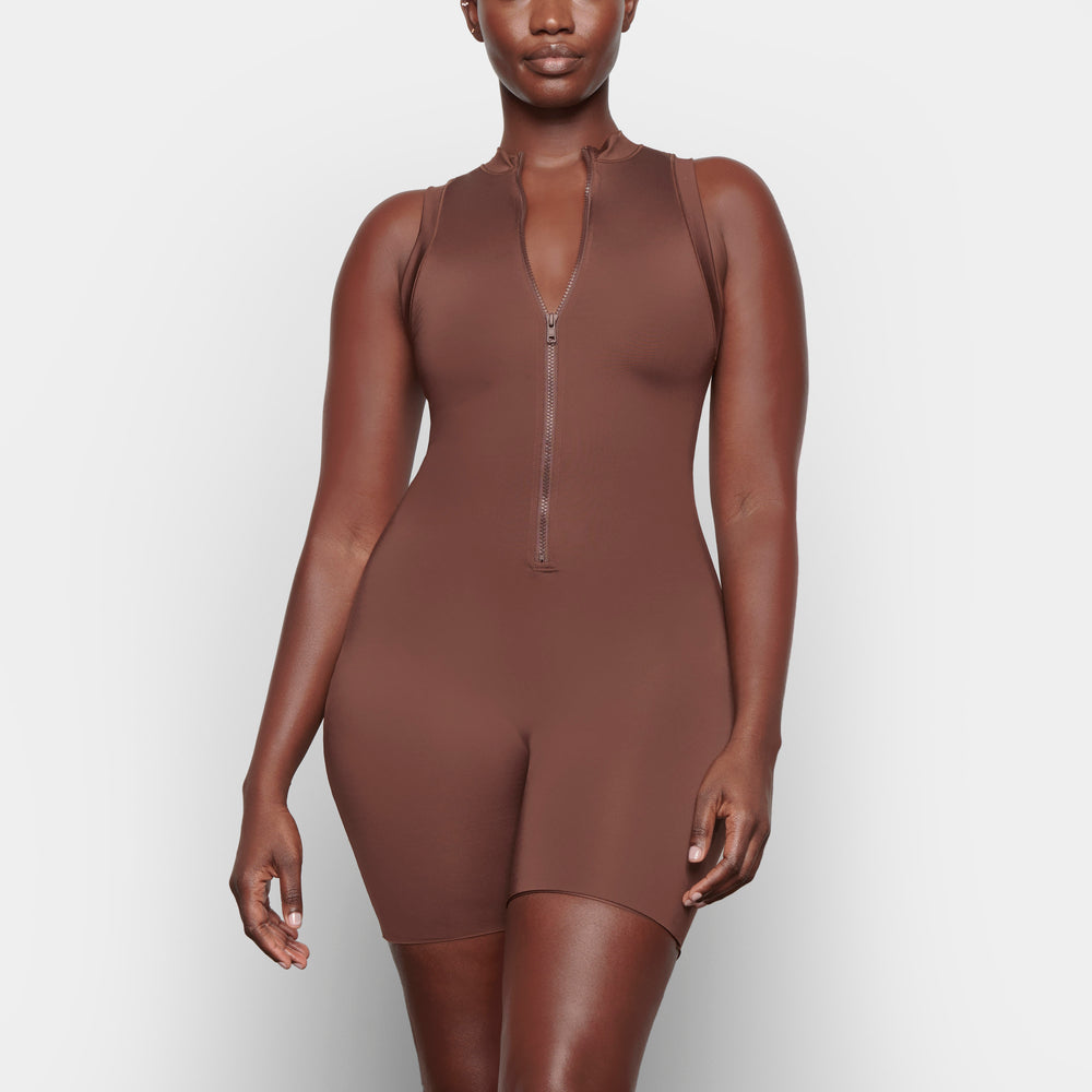 Skims SWIM MOCK NECK CYCLE SUIT One Piece Čokoláda | FBCM-13845