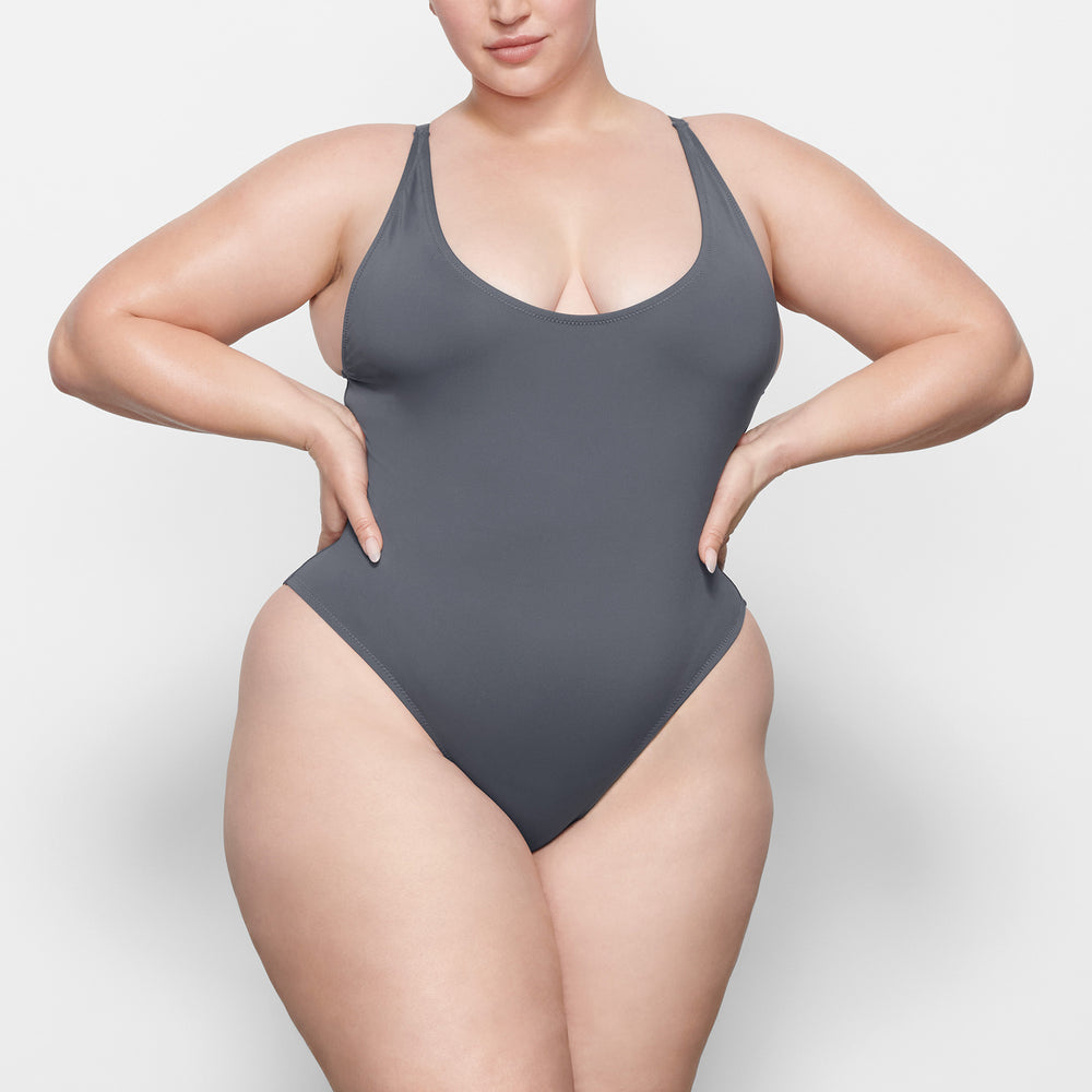 Skims SWIM SCOOP NECK One Piece Tmavo Siva | VEDS-67954