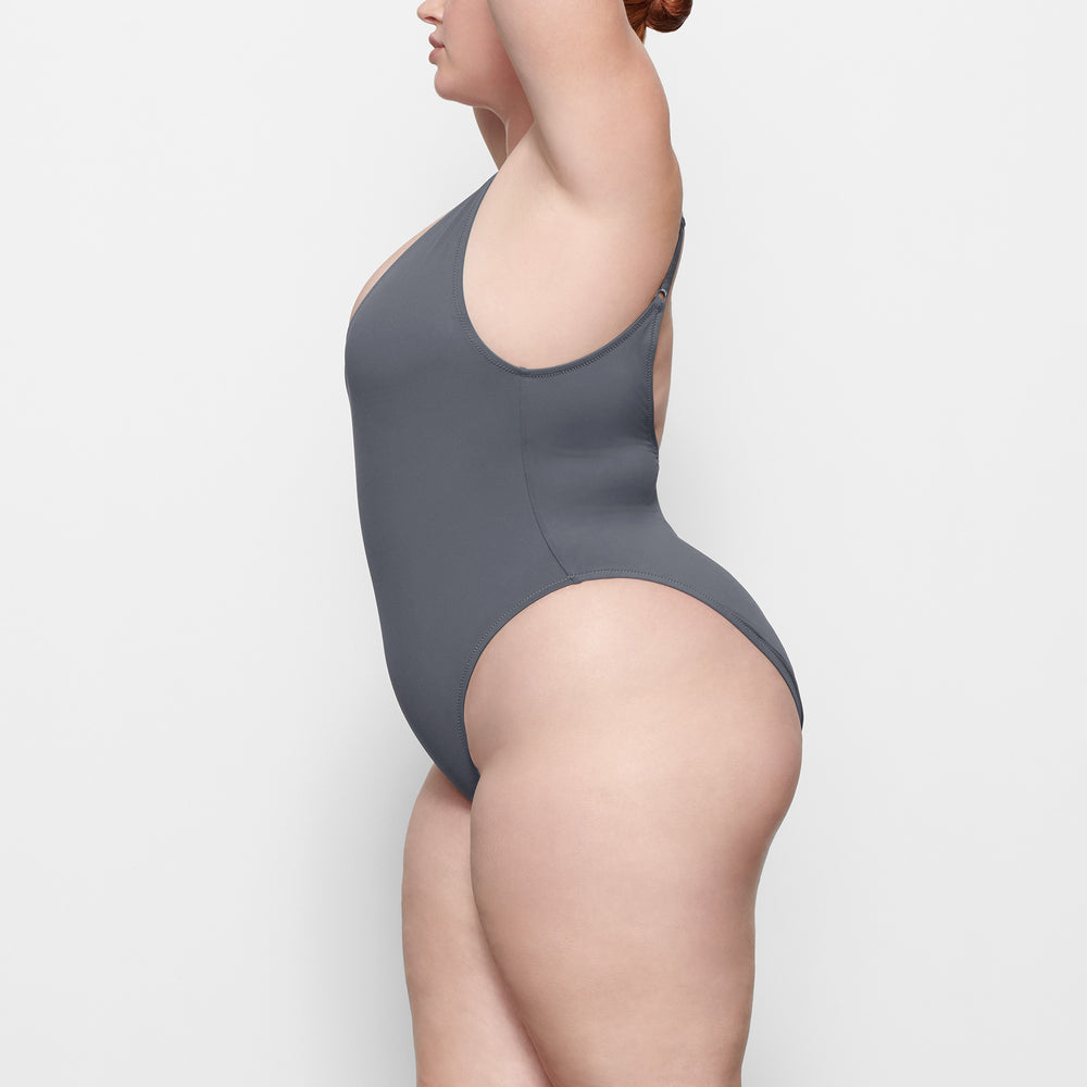 Skims SWIM SCOOP NECK One Piece Tmavo Siva | VEDS-67954