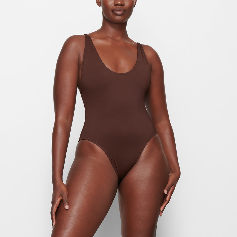 Skims SWIM SCOOP NECK One Piece Čokoláda | GEYM-54672