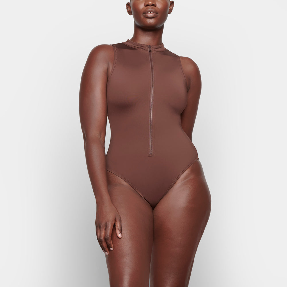 Skims SWIM ZIP FRONT SLEEVELESS One Piece Čokoláda | JVZM-69452