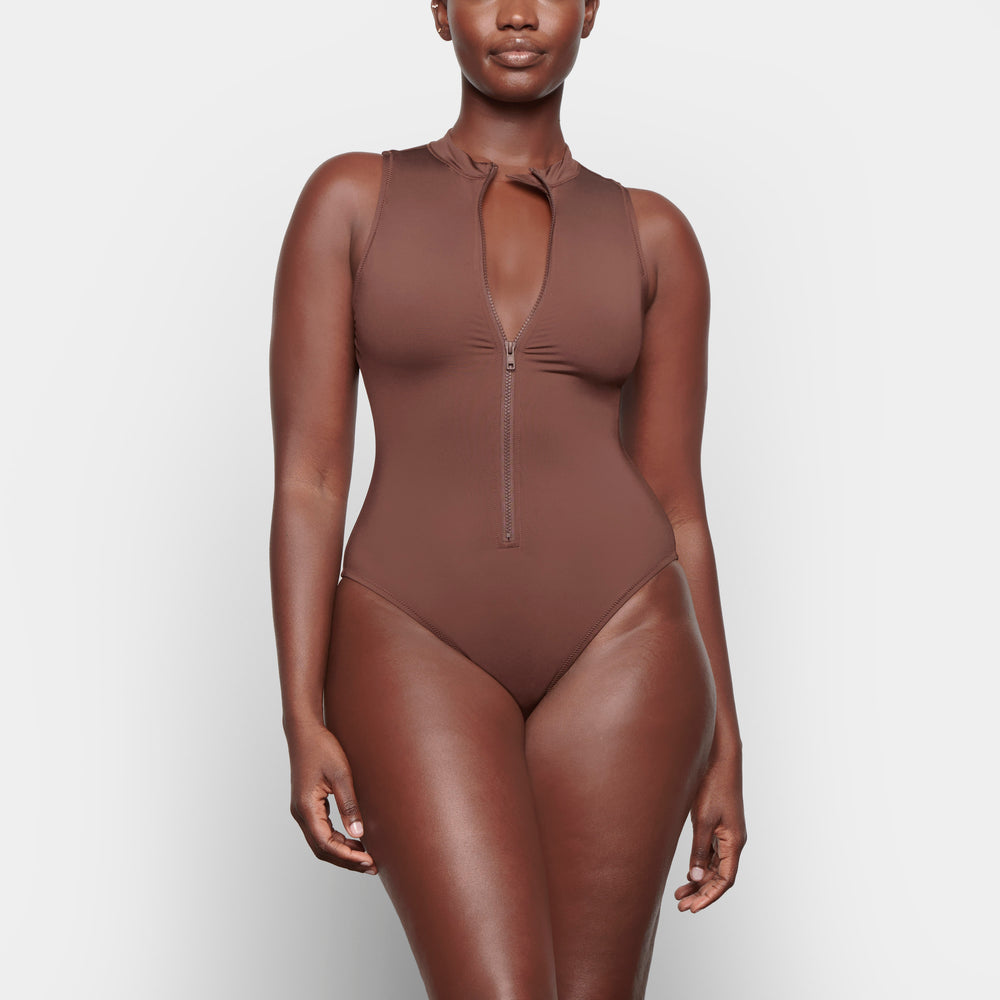 Skims SWIM ZIP FRONT SLEEVELESS One Piece Čokoláda | JVZM-69452